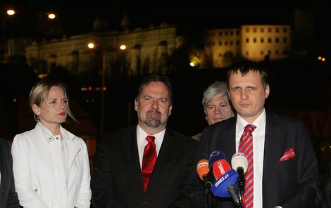Slzy v očích měli včera večer nejen Bárta (vpravo), ale i ministr vnitra Radek John a Bártova manželka Kateřina Klasnová.