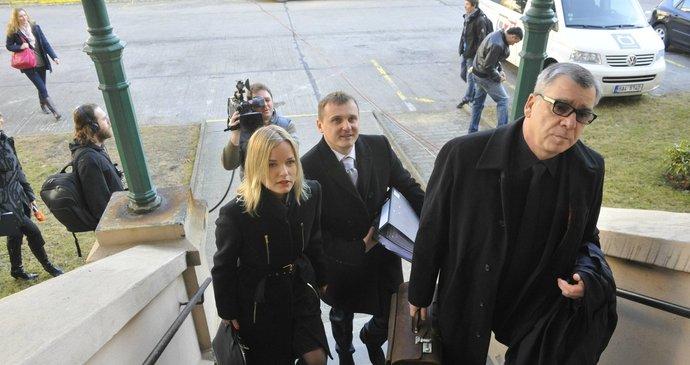 Vít Bárta se svou ženou Kateřinou Klasnovou a právníkem přichází k soudu