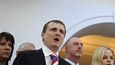 Vít Bárta kritizuje zkorumpovanost české politiky v kravatě v ruských barvách