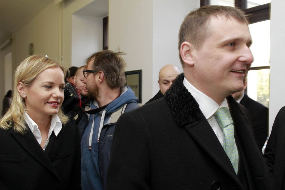 Manžela Vítka tradičně u soudu podporuje Kateřina Klasnová