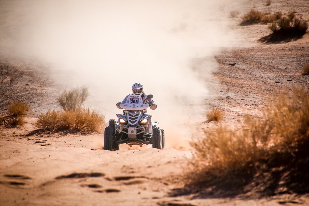 Čtyřkolkar Zdeněk Tůma statečně bojuje s nástrahami Rallye Dakar v Saúdské Arábii.