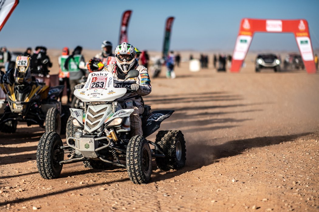 Čtyřkolkar Zdeněk Tůma statečně bojuje s nástrahami Rallye Dakar v Saúdské Arábii.