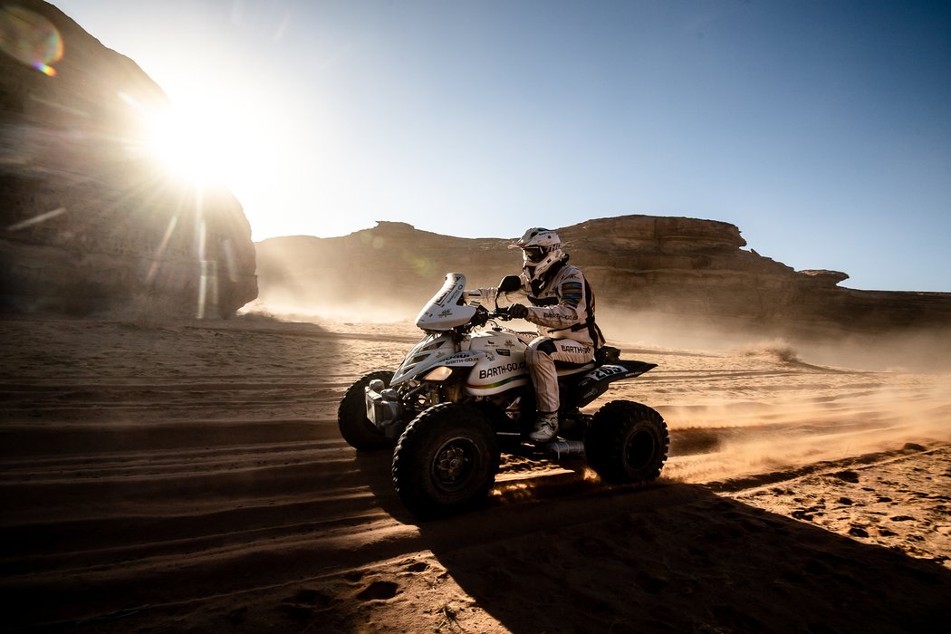 Čtyřkolkar Zdeněk Tůma statečně bojuje s nástrahami Rallye Dakar v Saúdské Arábii.