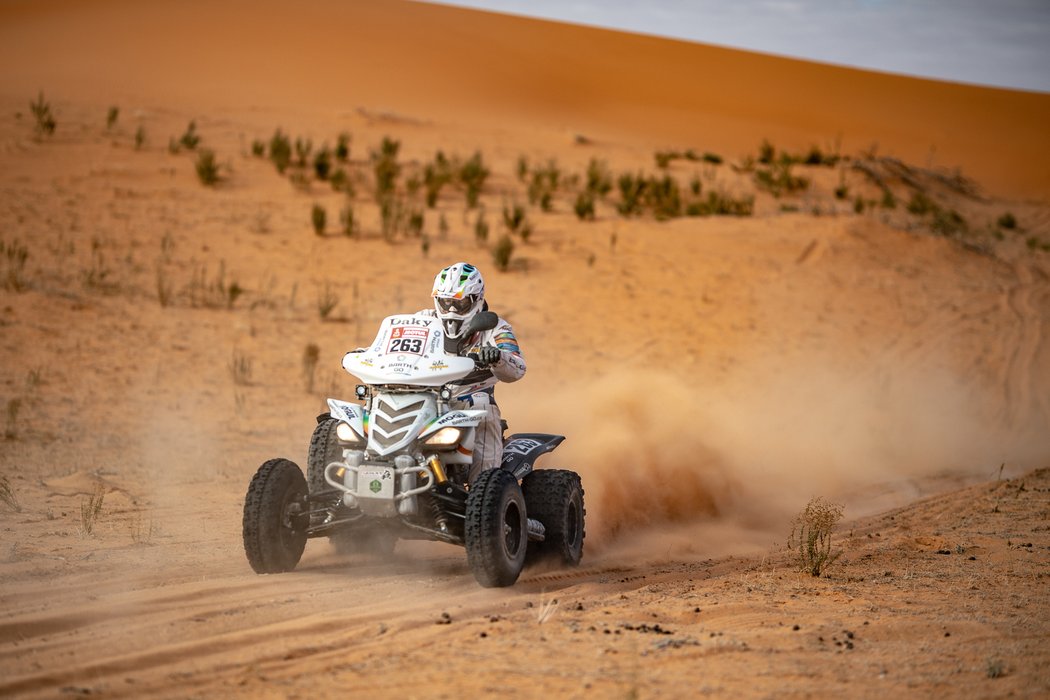 Čtyřkolkar Zdeněk Tůma statečně bojuje s nástrahami Rallye Dakar v Saúdské Arábii.