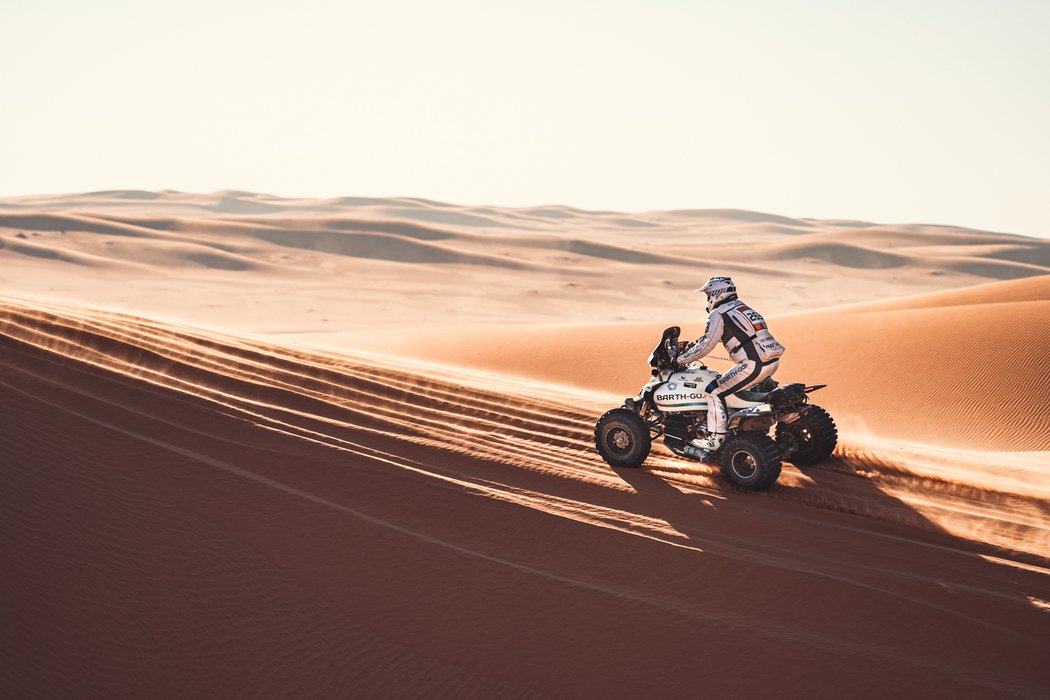 Čtyřkolkar Zdeněk Tůma statečně bojuje s nástrahami Rallye Dakar v Saúdské Arábii.