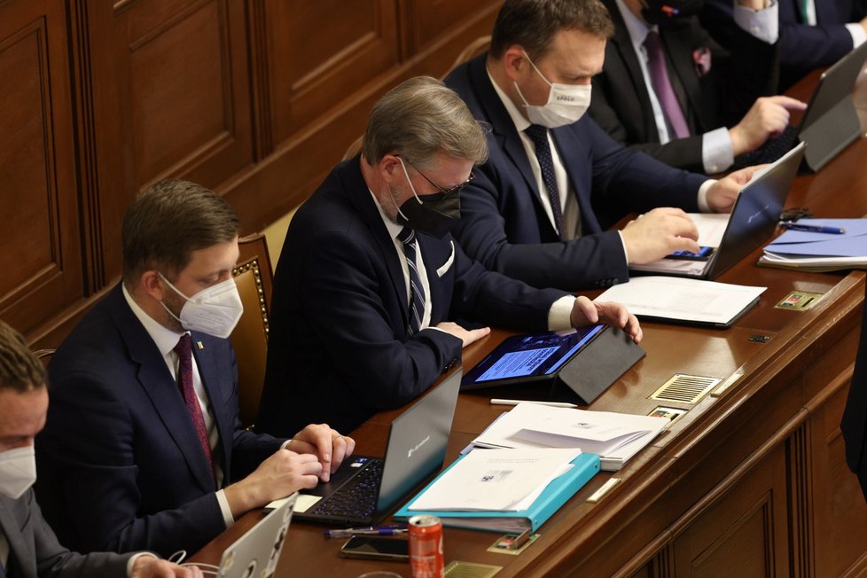 Ministři pracovali během schůze o důvěře vládě na svých počítačích.