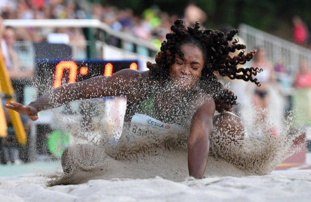 Atletická superstar Tianna Bartolettaová je trojnásobnou olympijskou šampionkou ve skoku do dálky resp. štafetě