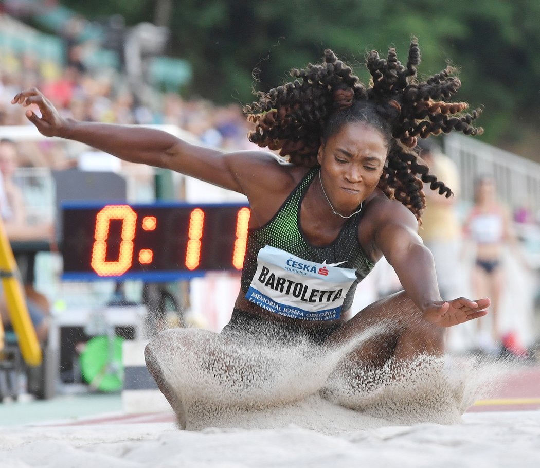 Atletická superstar Tianna Bartolettaová je trojnásobnou olympijskou šampionkou ve skoku do dálky resp. štafetě