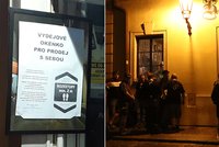 V Bartolomějské to žije i po zavíračce: Na omezení provozu tu vyzráli "pivními okénky", radnice chce zákaz