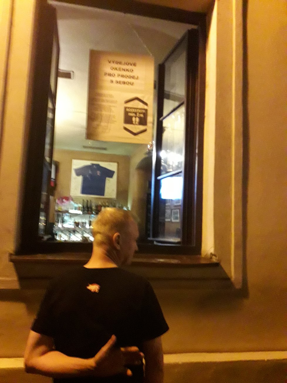 V Bartolomějské to  noci žije i poté, co restaurace a bary musí o půlnoci zavřít.
