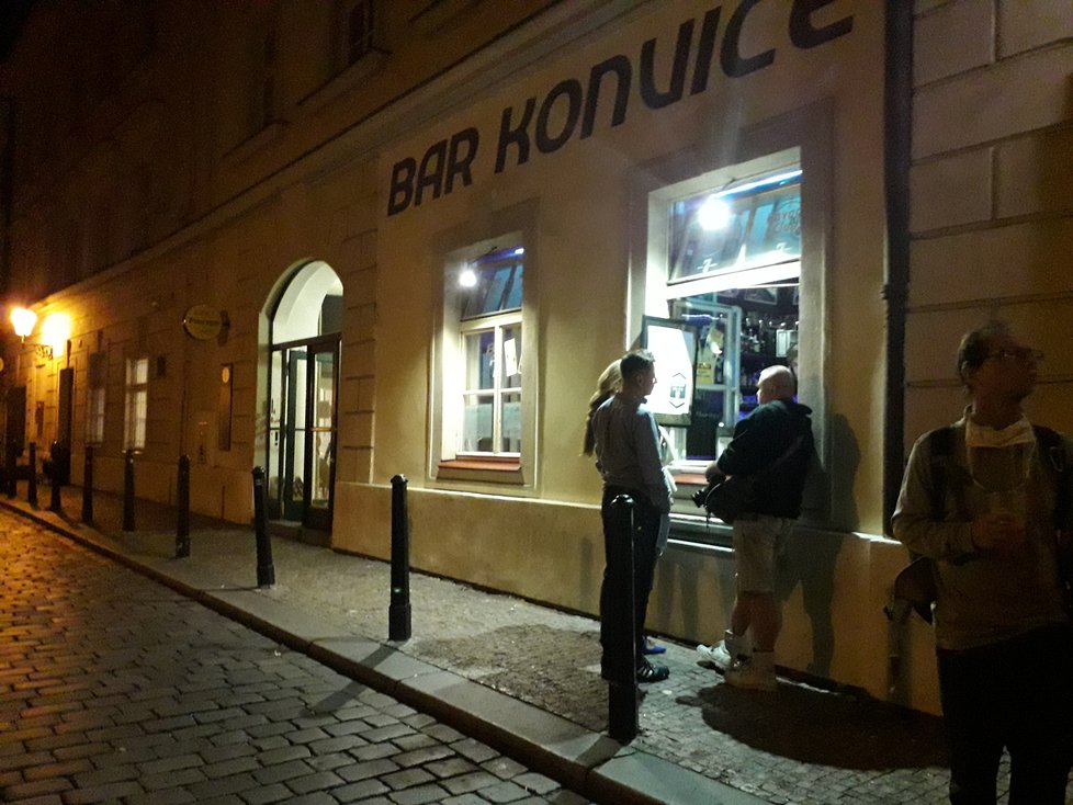 V Bartolomějské to  noci žije i poté, co restaurace a bary musí o půlnoci zavřít.