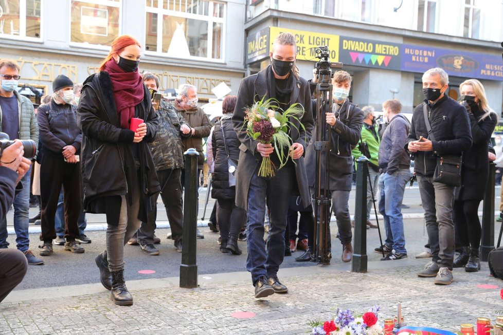 Předseda Pirátů Ivan Bartoš s manželkou na Národní třídě (17. 11. 2020)