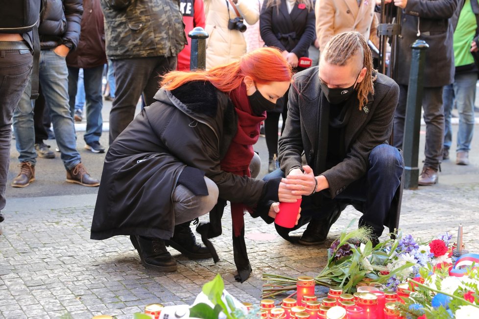 Předseda Pirátů Ivan Bartoš s manželkou na Národní třídě (17. 11. 2020)