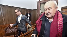 Předseda Národní demokracie Adam B. Bartoš dostal dvouletou podmínku za protižidovské texty a podněcování nenávisti. U soudu ho podpořil i jeho přítel a neúspěšný kandidát na prezidenta Petr Hannig