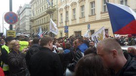 Demonstrace Národní demokracie v Praze před Lidovým domem