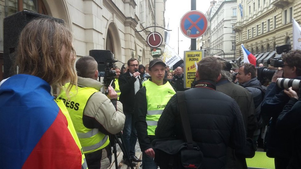 Demonstrace Národní demokracie v Praze před Lidovým domem