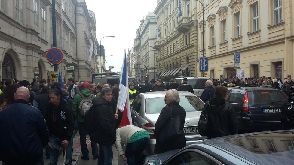 Demonstrace Národní demokracie v Praze před Lidovým domem