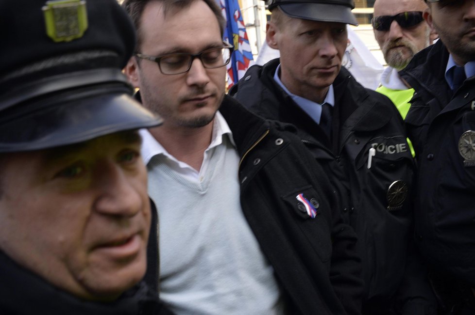 Policie na pražské demonstraci proti islamizaci zadržela předsedu Národní demokracie Adama B. Bartoše. Vyzýval k potrestání politiků trestem nejvyšším.