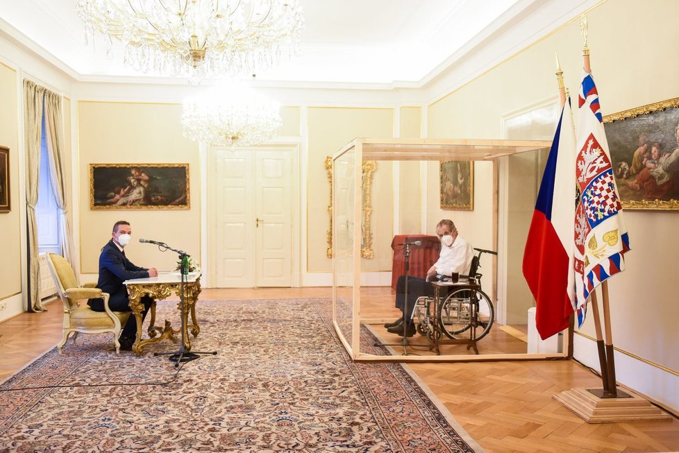 Prezident Miloš Zeman přijal v Lánech za plexisklem Ivana Bartoše prvního adepta na ministra (29. 11. 2021)