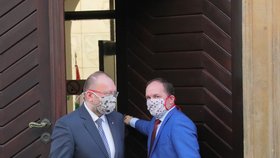 Zarouškovaní lidovci. V podomácku vyrobených rouškách dorazili do Sněmovny také šéf poslanců KDU-ČSL Jan Bartošek a bývalý předseda strany Marek Výborný ( 24. 3. 2020)