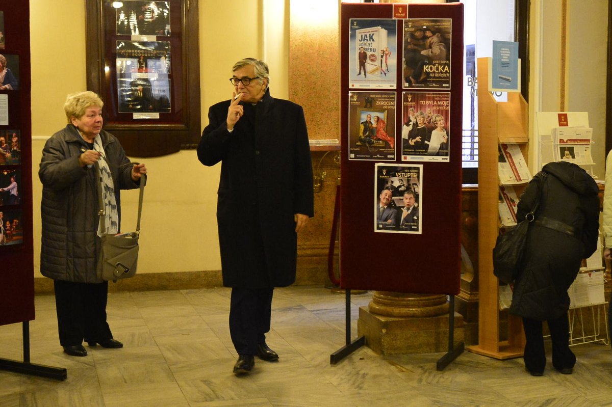 Jiří Bartoška si ani v divadle neodpustil oblíbenou cigaretu.
