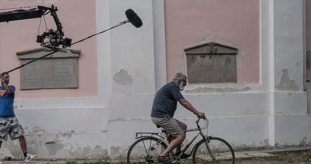 Bartoška ve filmu Teorie tygra šlape na kole. Většinou se při natáčení takhle nenadře.