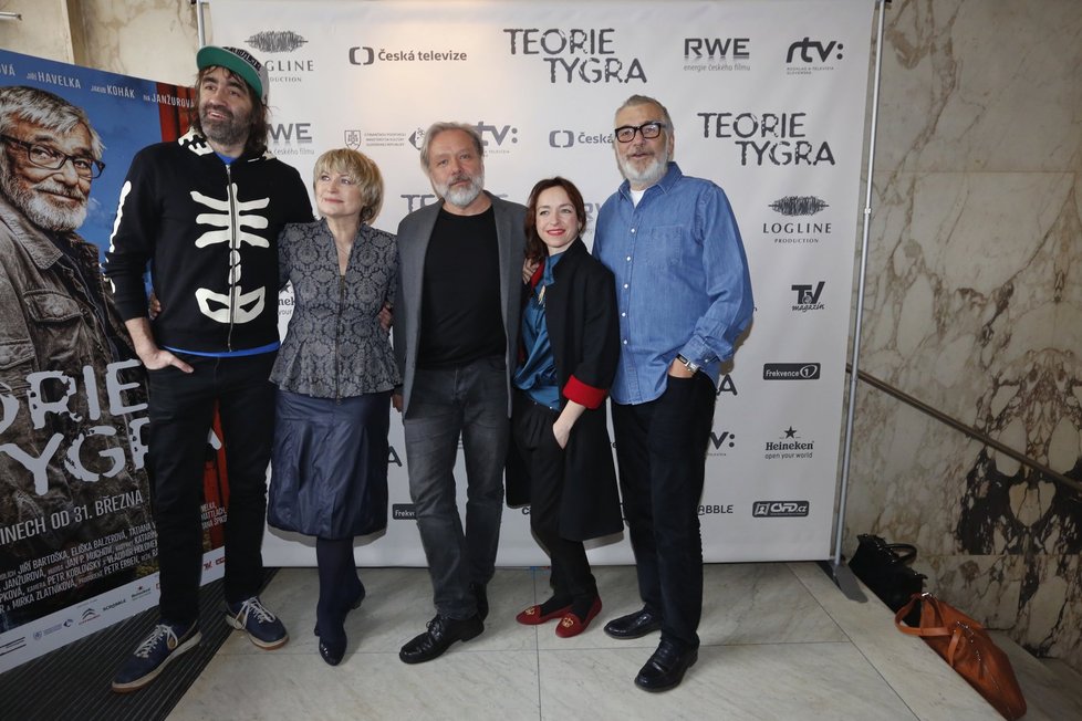 Jakub Kohák, Eliška Balzerová, Radek Bajgar, Tatiana Vilhelmová a Jiří Bartoška na tiskové konferenci k filmu Teorie tygra.