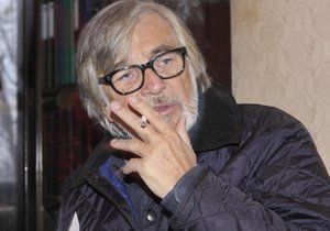 Herec Jiří Bartoška se cigaret nevzdá.