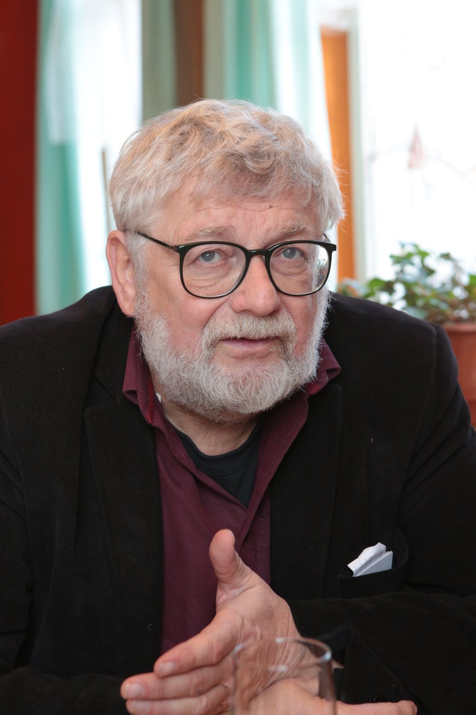 Josef Klíma pracoval na seriálu Reportérka už od konce roku 2008. Původně měl mít 13 dílů.