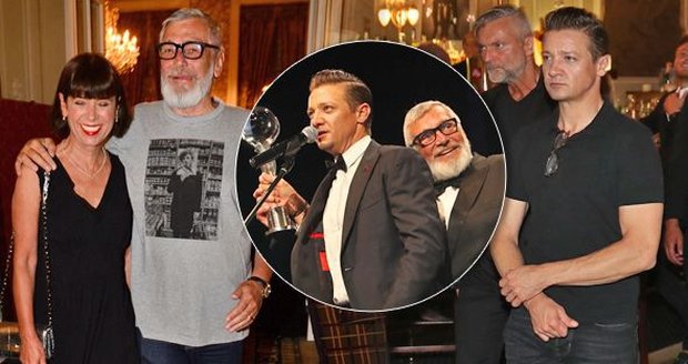 Jiří Bartoška i Jeremy Renner se převlékli do triček.