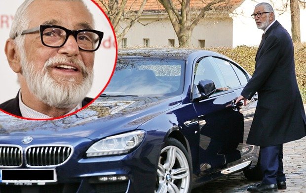 Herec Bartoška má poničené BMW.