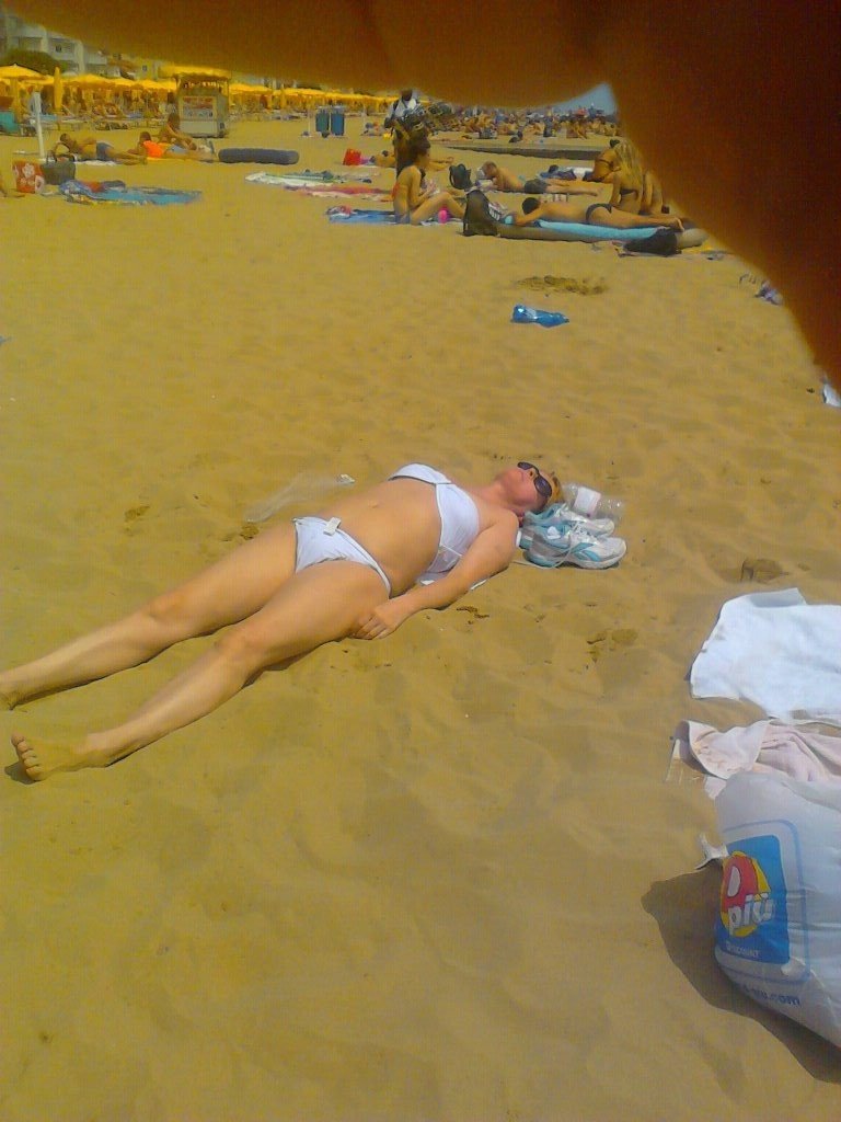 8. 7. 2013 - Džambulka bezvládně leží na pláži - slavné foto od Zdeňka Macury, které mělo dokazovat, že Iveta je v pořádku a cestu si užívá