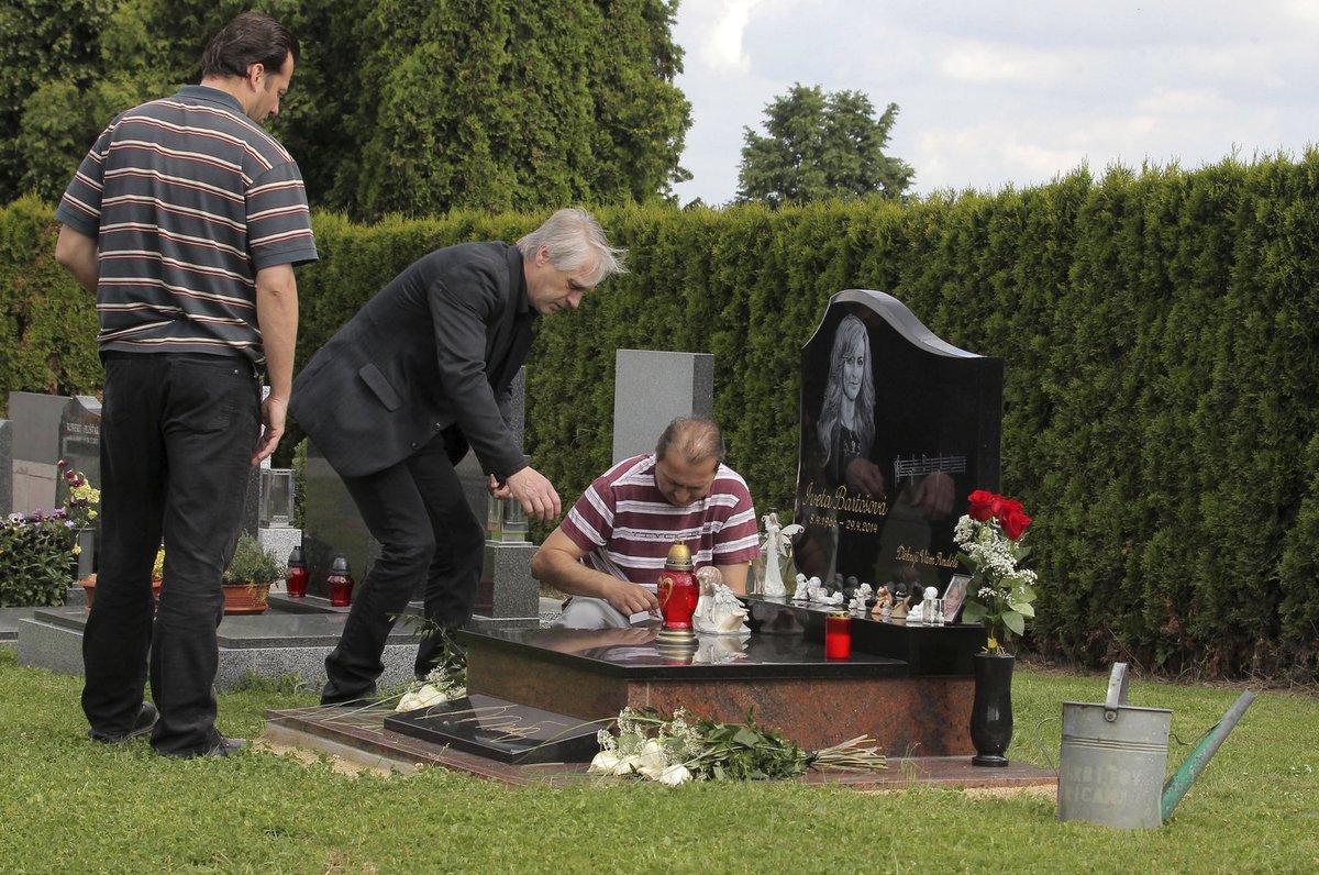 V pátek přišla trojice z uhříněveské vily na hřbitov položit květiny a zapálit svíčky.