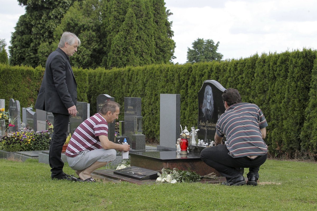 V pátek přišla trojice z uhříněveské vily na hřbitov položit květiny a zapálit svíčky.