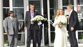 Iveta Bartošová se dnes oblékla do svatebního.
