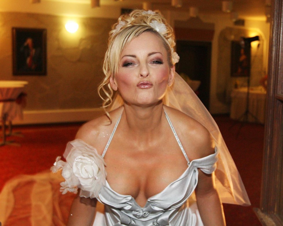 Vzpomínka na lásku z roku 2008: Bartošová v princeznovských šatech při své pohádkové svatbě na zámku Hluboká nad Vltavou, když si brala Jiřího Pomeje.
