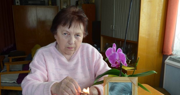 Za svou dceru Svatava Bartošová zapálila svíčku.