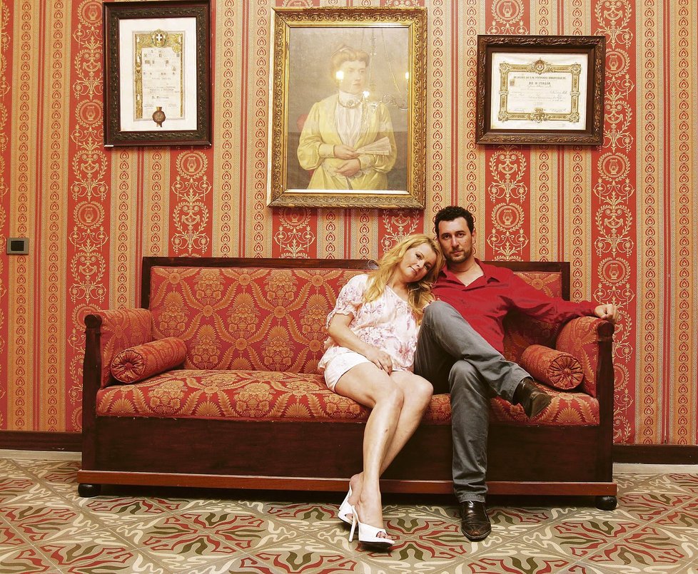 Iveta s Domenicem rádi sedávali na pohovce v Rudém salonu v prvním patře.