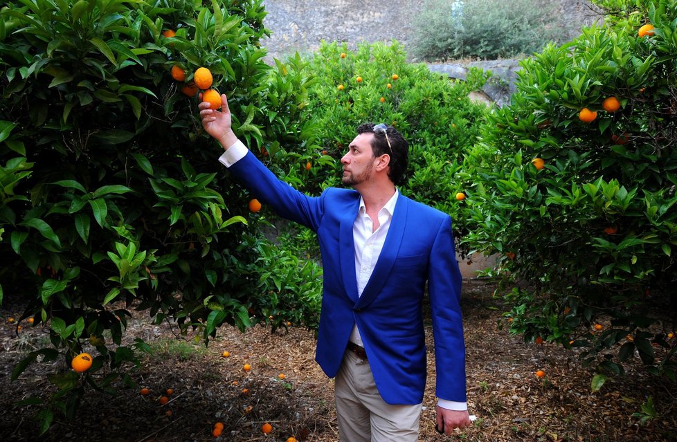 Domenico Martucci pózuje v citrusovém háji paparazzi, kteří jej a Ivetu při úprku z Čech do Itálie sledovali. Martucci Bartošovou (stejně jako jiné ženy) utrhl stejně snadno jako tento zralý pomeranč. A faktem je, že poměr s ní jej zviditelnil grandiózním způsobem