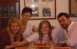 Iveta s Domenikem, synem Arturem a kamarádkou na večeři v restauraci.