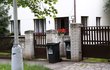 Přízemní byt v domě, kde se měla nacházet Iveta Bartošová. Podle muže, který do deníku zavolal, měl dům i byt patřit rodině Kočků, ale i to se po prověření informace ukázalo jako lež.