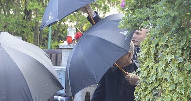 Josef Rychtář byl zakryt roztaženými deštníky.