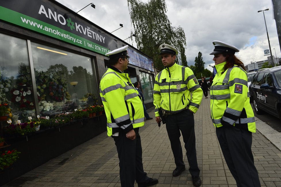 K tomu před strašnickým krematoriem hlídala také policejní hlídka.