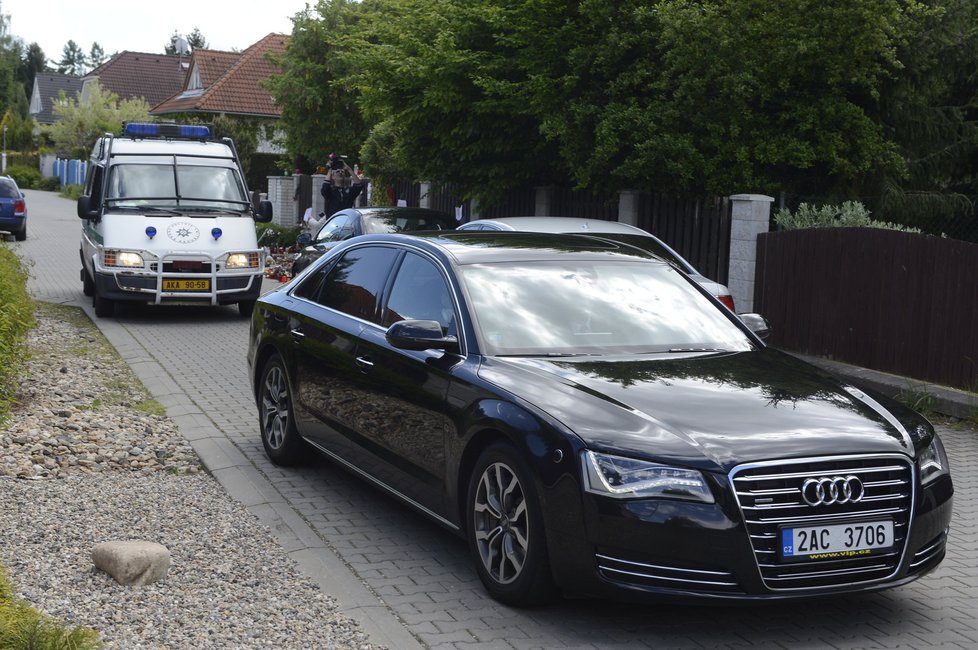 Auto s ochrankou i policejní dodávkou vyrážejí z Uhříněvsi.