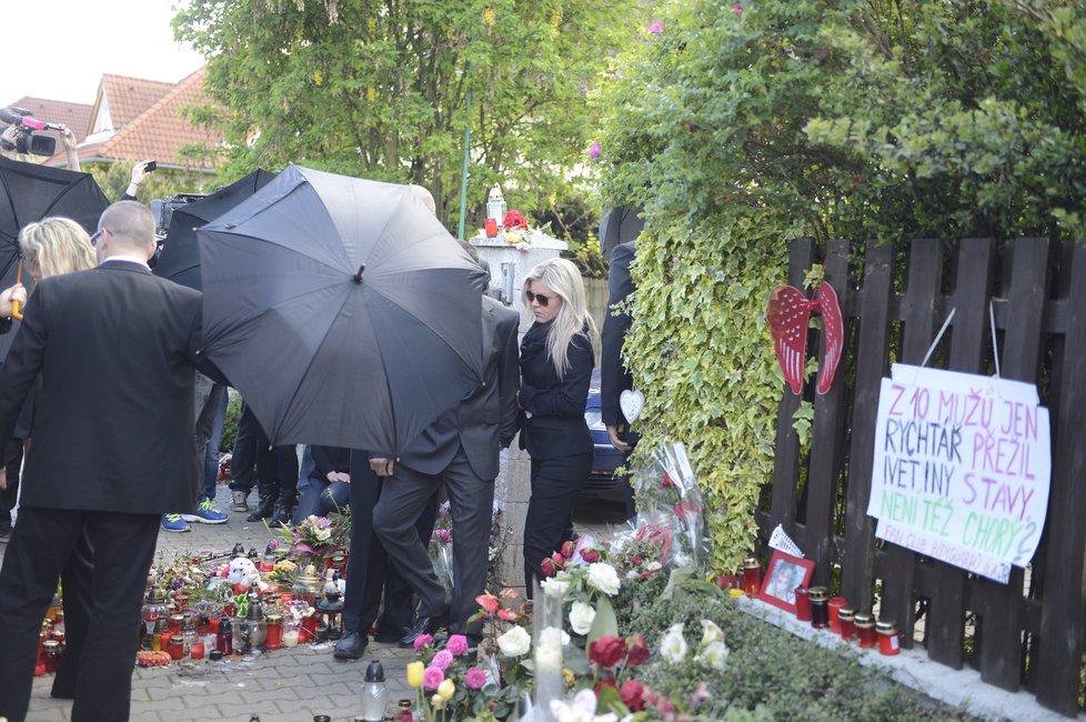 Mezi hosty, kteří byli na pohřbu , byla i Rychtářova neteř s partnerem.