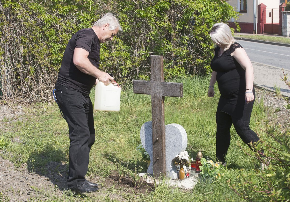 ŘÍČANY, 29. DUBNA 2018  V den, kdy zpěvačka zemřela, byla s Rychtářem u místa vzpomínat i přítelkyně Iva. 