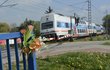Kříž bude stát u železničního přejezdu v pražské Uhříněvsi.