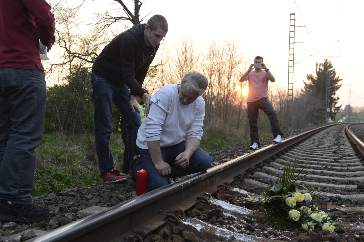 Josef Rychtář na místě smrti své manželky Ivety Bartošové.