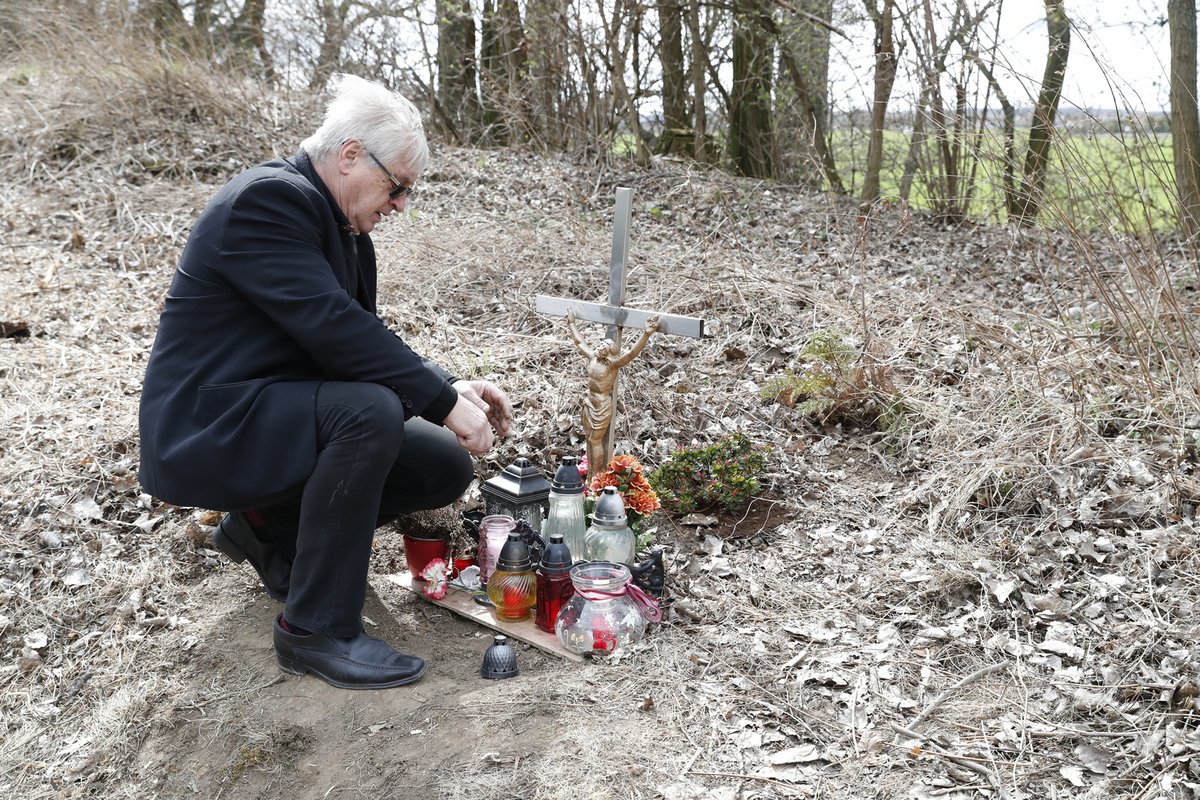 Vdovec absolvuje svoji pouť ke křížkům se železnou pravidelností.