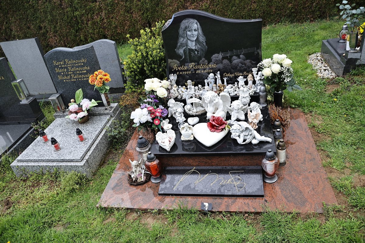 Hrob Bartošové je stále prázdný. Rodina k němu nechodí.